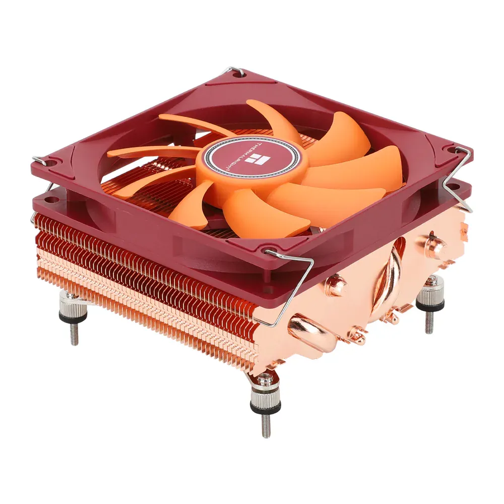 AXP90 Copper Pro schräg von oben: roter 92-mm-Lüfter auf dem Kupfer-Lamellenpaket des Thermalright AXP90-X47 Full