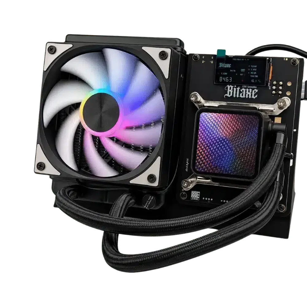 Bitaxe Gamma Hex 1300, Frontansicht schräg: Platine mit Display und Bitaxe-Schriftzug, Kühlblock mit schillerndem Deckel, links daneben der Radiator mit weißem RGB-Lüfter, unten zwei geflochtene Schläuche