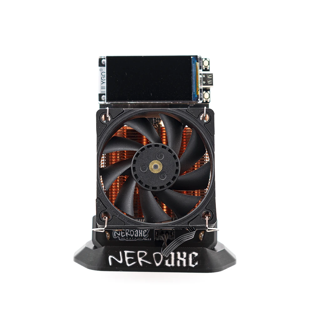 Nerdaxe Gaia Pro frontal: 60-mm-Lüfter vor dem Kupferblock, darüber das Display
